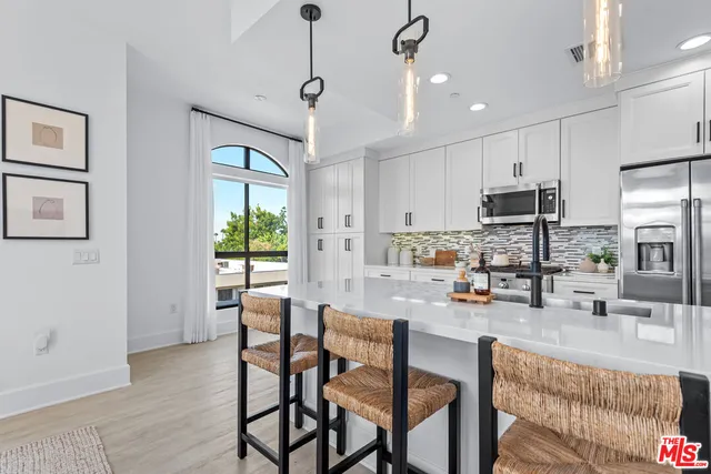 $1,095,000 | 5015 Balboa Boulevard, Unit 408, Encino, CA 91316