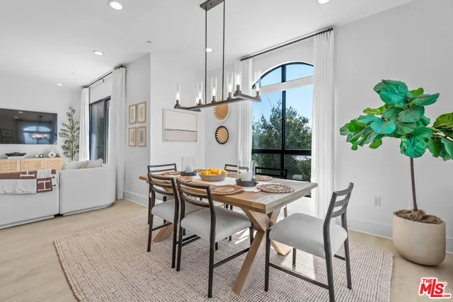 $1,095,000 | 5015 Balboa Boulevard, Unit 408, Encino, CA 91316