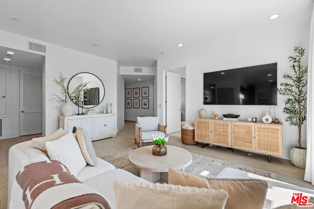 $1,095,000 | 5015 Balboa Boulevard, Unit 408, Encino, CA 91316