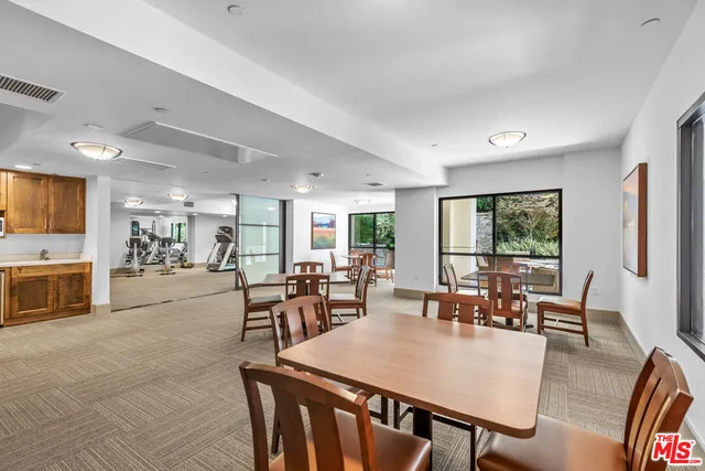 $1,095,000 | 5015 Balboa Boulevard, Unit 408, Encino, CA 91316