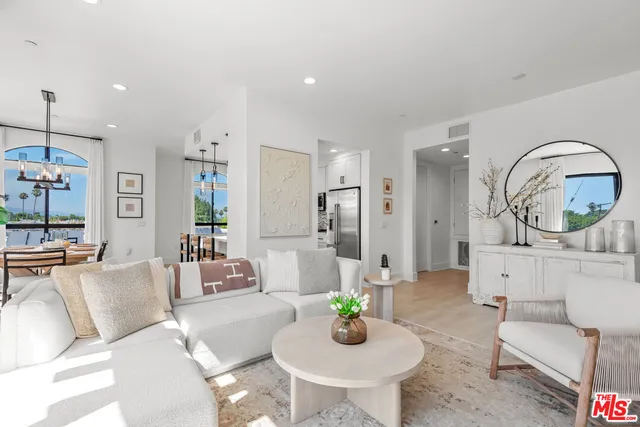 $1,095,000 | 5015 Balboa Boulevard, Unit 408, Encino, CA 91316