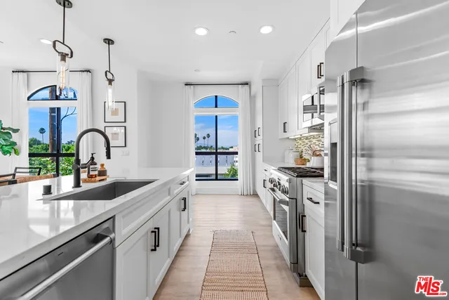 $1,095,000 | 5015 Balboa Boulevard, Unit 408, Encino, CA 91316