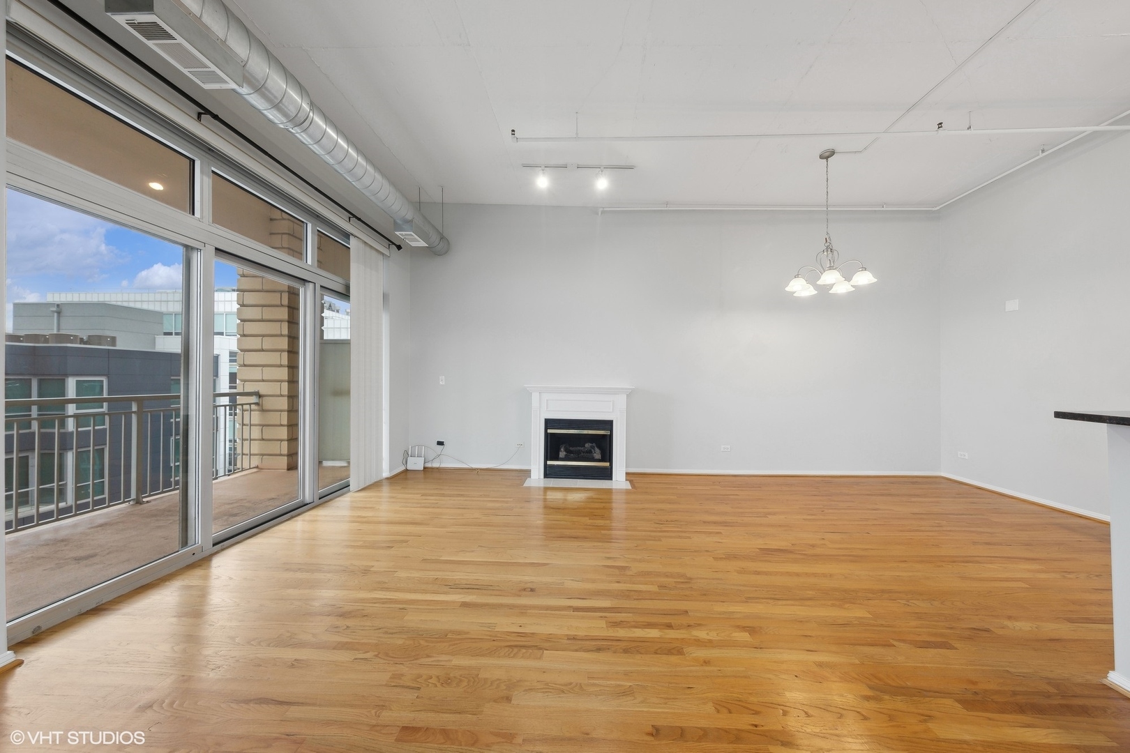 950 West Monroe Street, Unit 910 Chicago, IL 60607 - Photo 11 of 31 a view of a livingroom with a ceiling fan