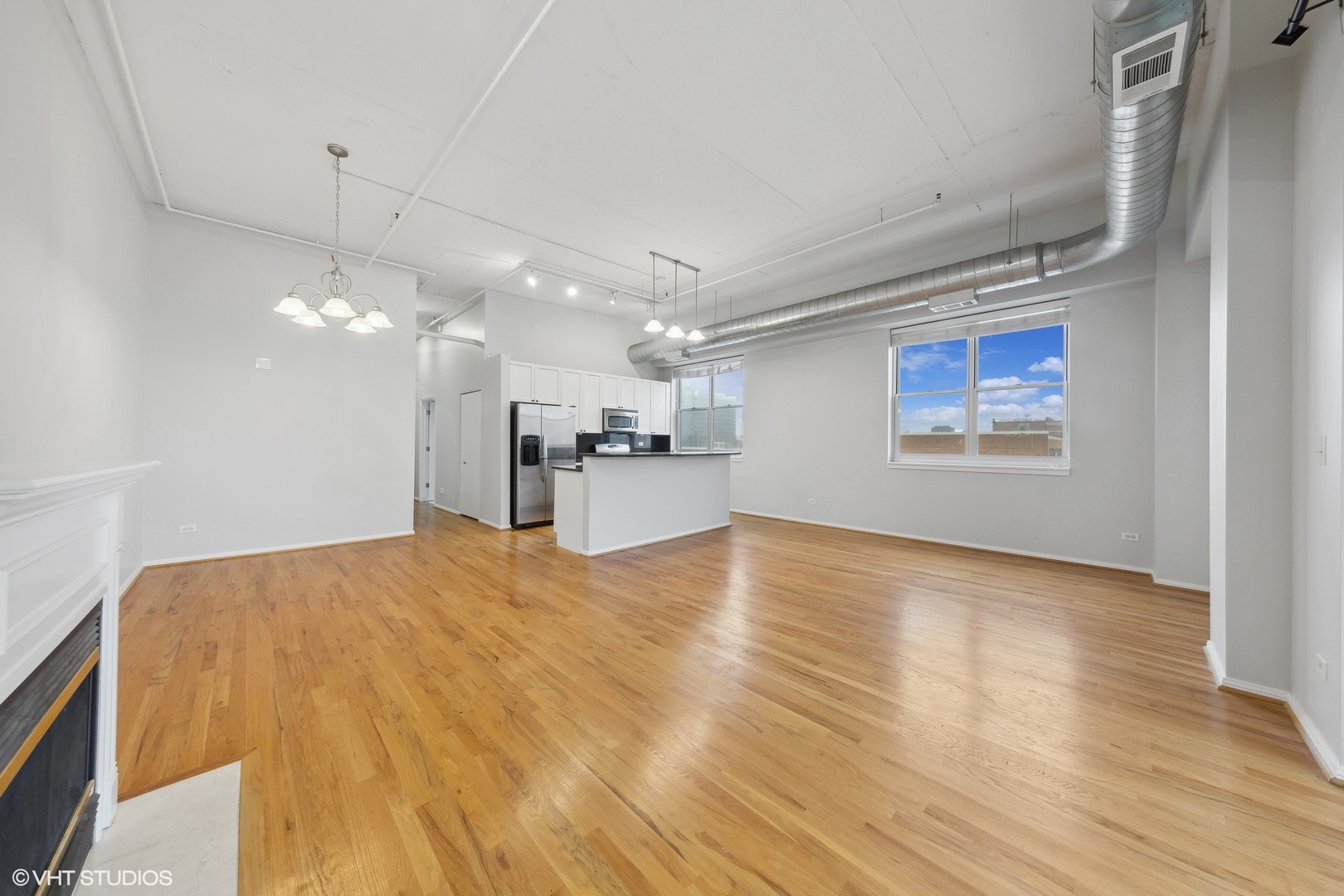 950 West Monroe Street, Unit 910 Chicago, IL 60607 - Photo 13 of 31 a view of empty room with wooden floor