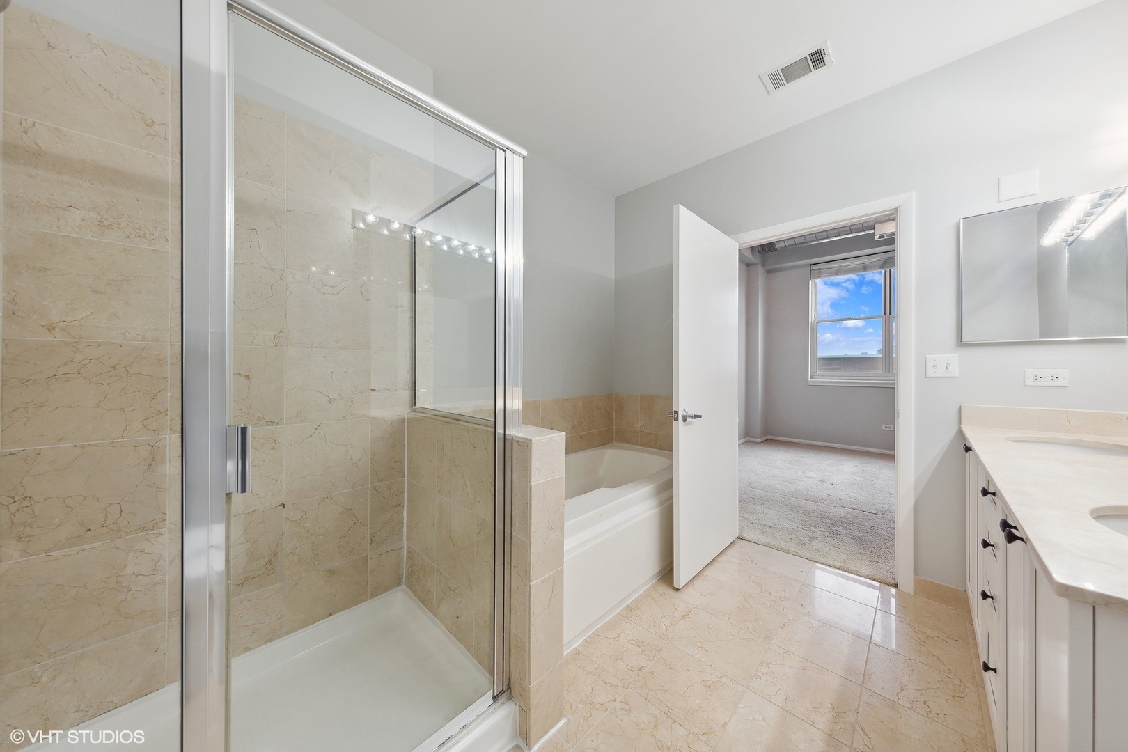 950 West Monroe Street, Unit 910 Chicago, IL 60607 - Photo 17 of 31 a bathroom with a tub and shower
