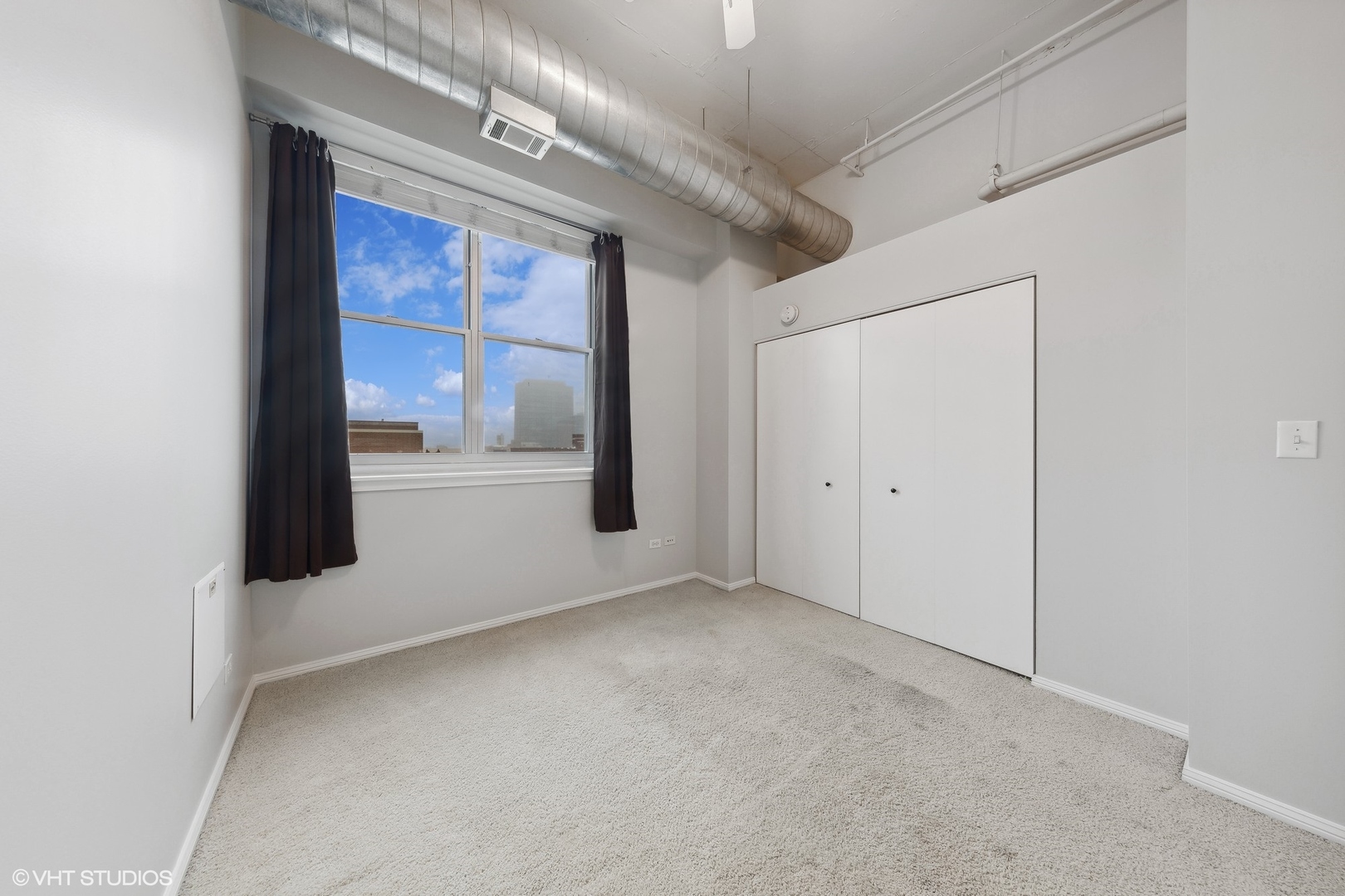 950 West Monroe Street, Unit 910 Chicago, IL 60607 - Photo 19 of 31 a view of empty room with window