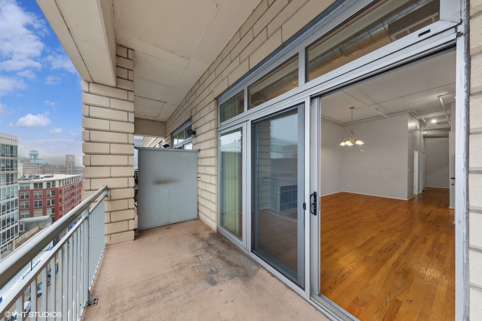 950 West Monroe Street, Unit 910 Chicago, IL 60607 - Photo 22 of 31 a view of a hallway