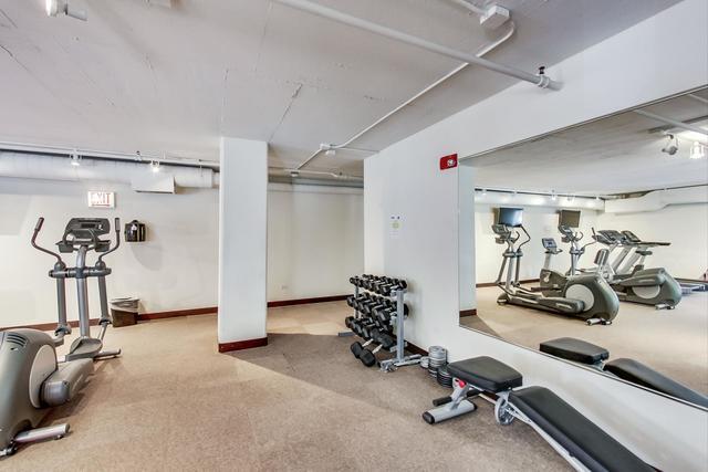 950 West Monroe Street, Unit 910 Chicago, IL 60607 - Photo 28 of 31 a view of a room with gym equipment