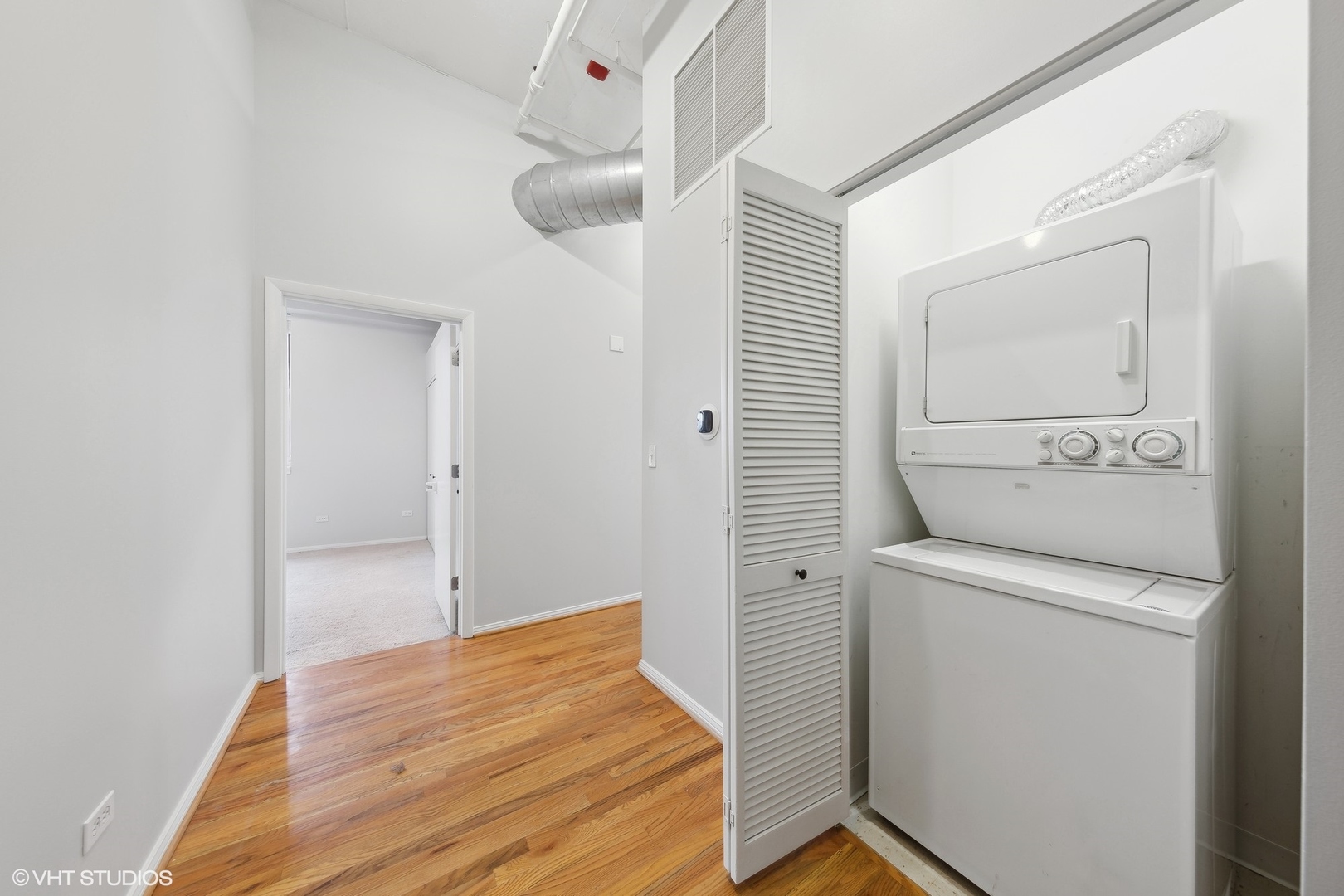 950 West Monroe Street, Unit 910 Chicago, IL 60607 - Photo 4 of 31 a view of bathroom