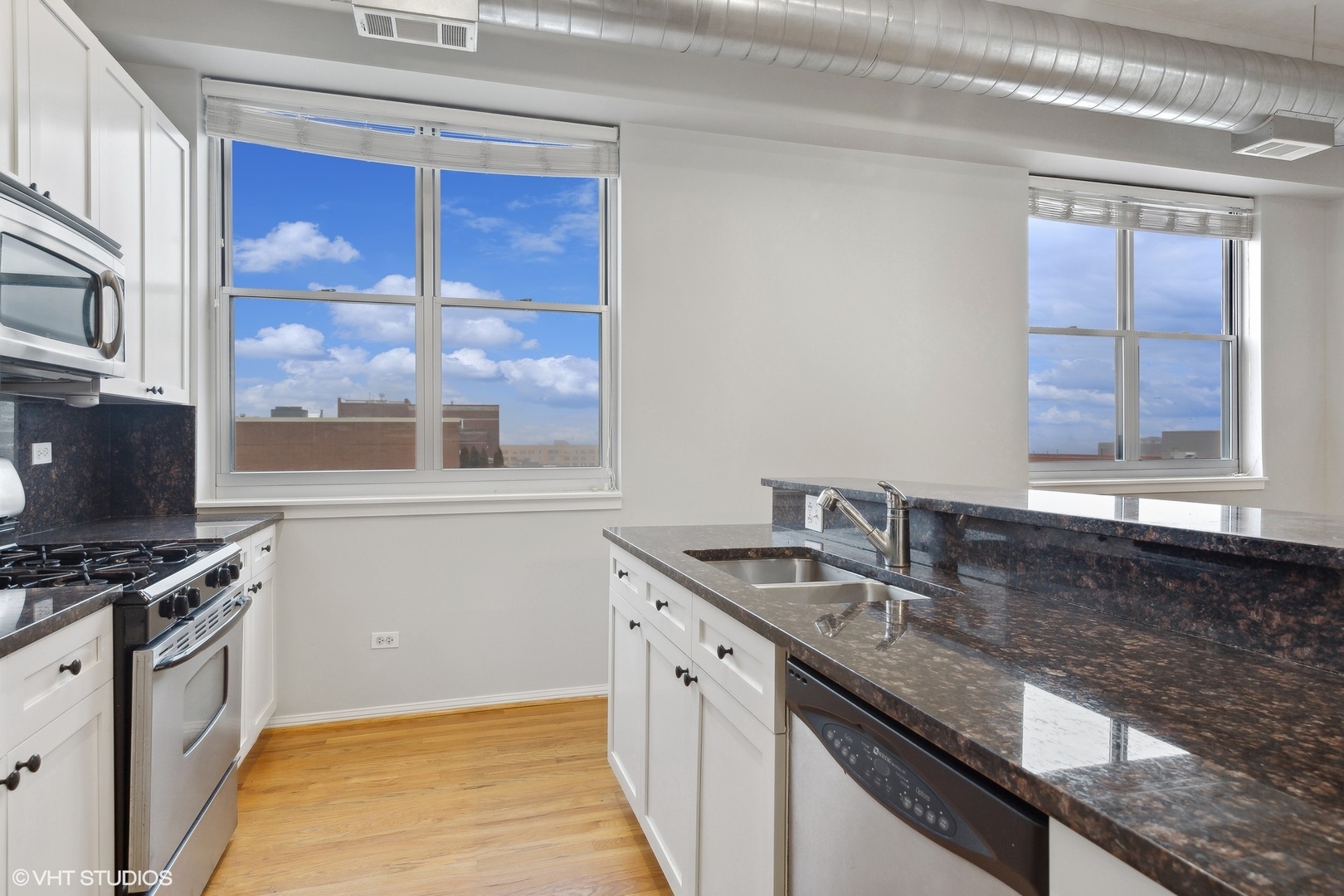 950 West Monroe Street, Unit 910 Chicago, IL 60607 - Photo 7 of 31 a kitchen that has a sink and a stove