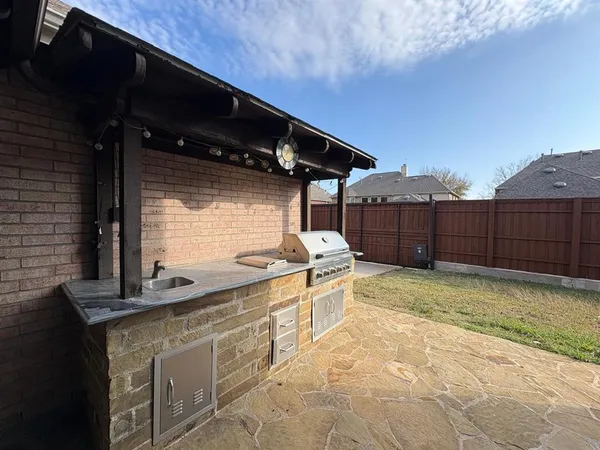 a view of a backyard