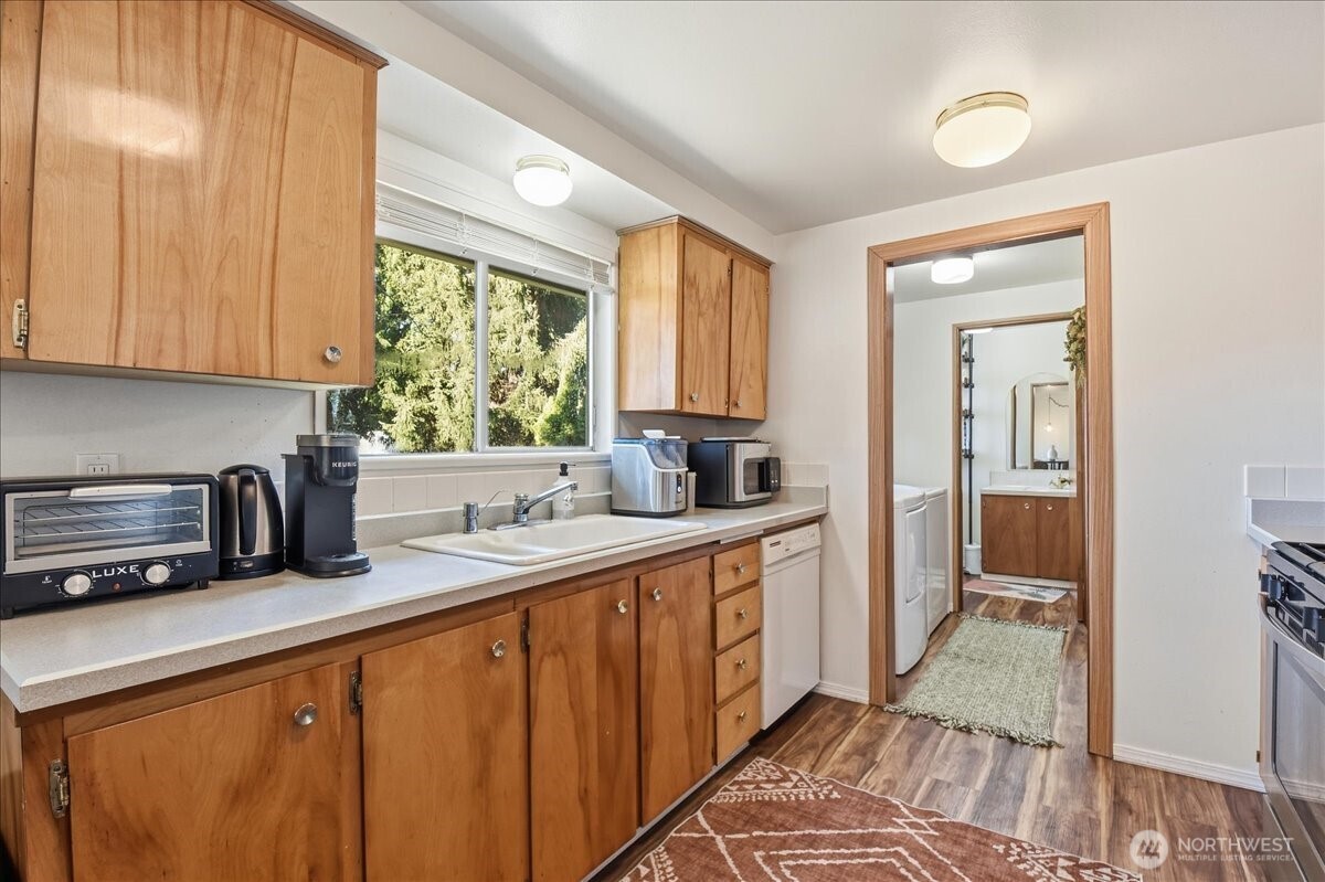 1107 South Spruce Street Burlington, WA 98233 - Photo 3 of 12