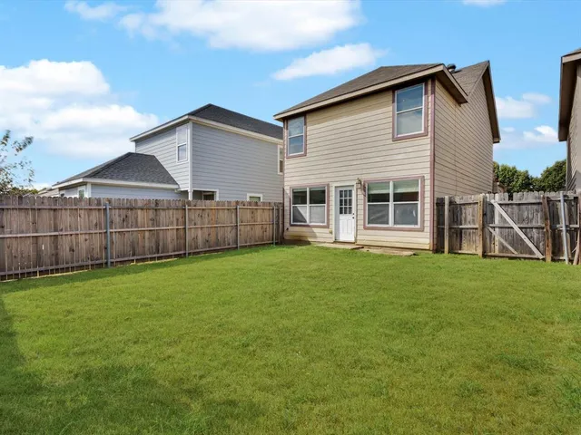 a view of a house with a backyard