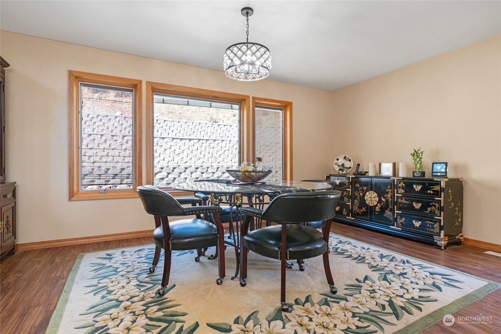 8 Valley View Park Road Omak, WA 98841 - Photo 18 of 40 a dining room with furniture a rug and wooden floor