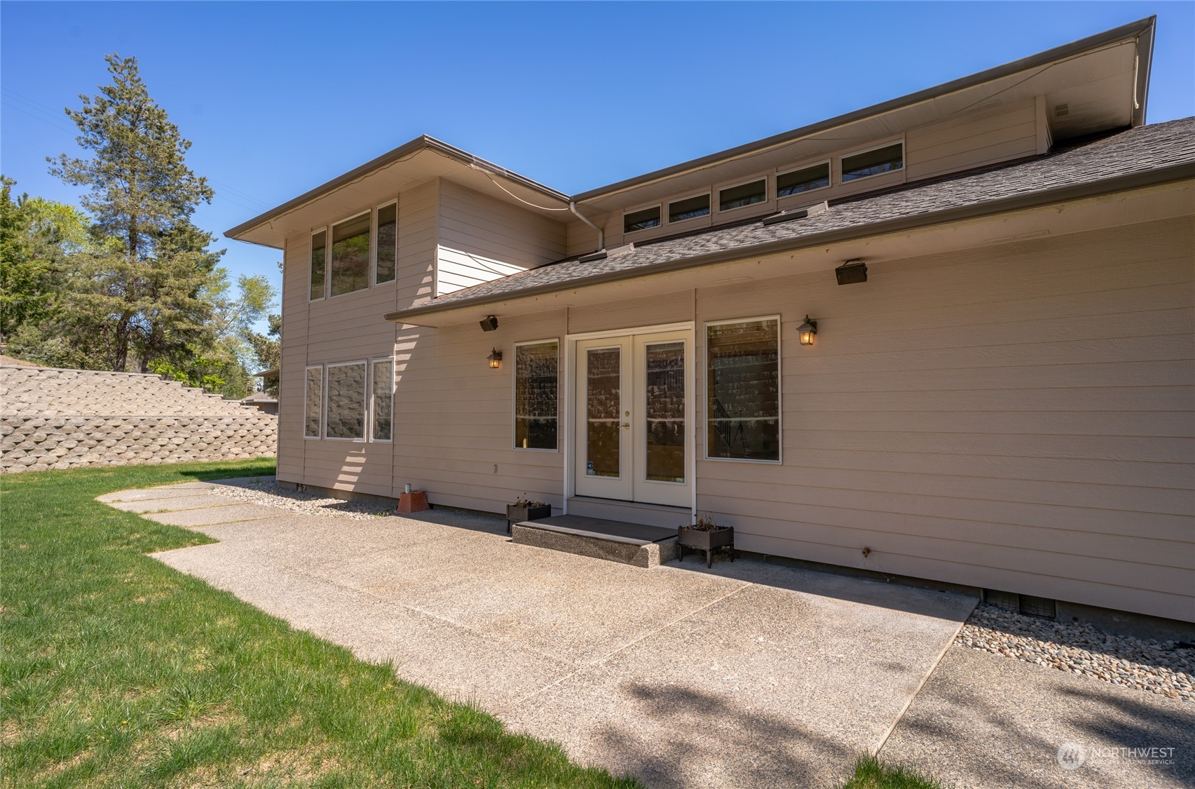 8 Valley View Park Road Omak, WA 98841 - Photo 10 of 40 a backyard of a house