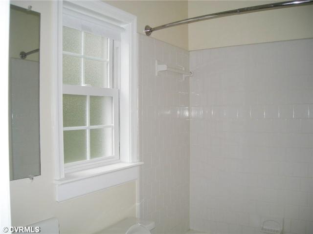 12337 Logan Trace Road Midlothian, VA 23114 - Photo 11 of 15 Bathroom - Hall Bath view. Note frosted window.