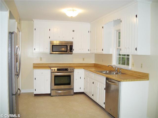 Kitchen - Kitchen has been freshly painted, has new floors, ss appliances and is eat-in