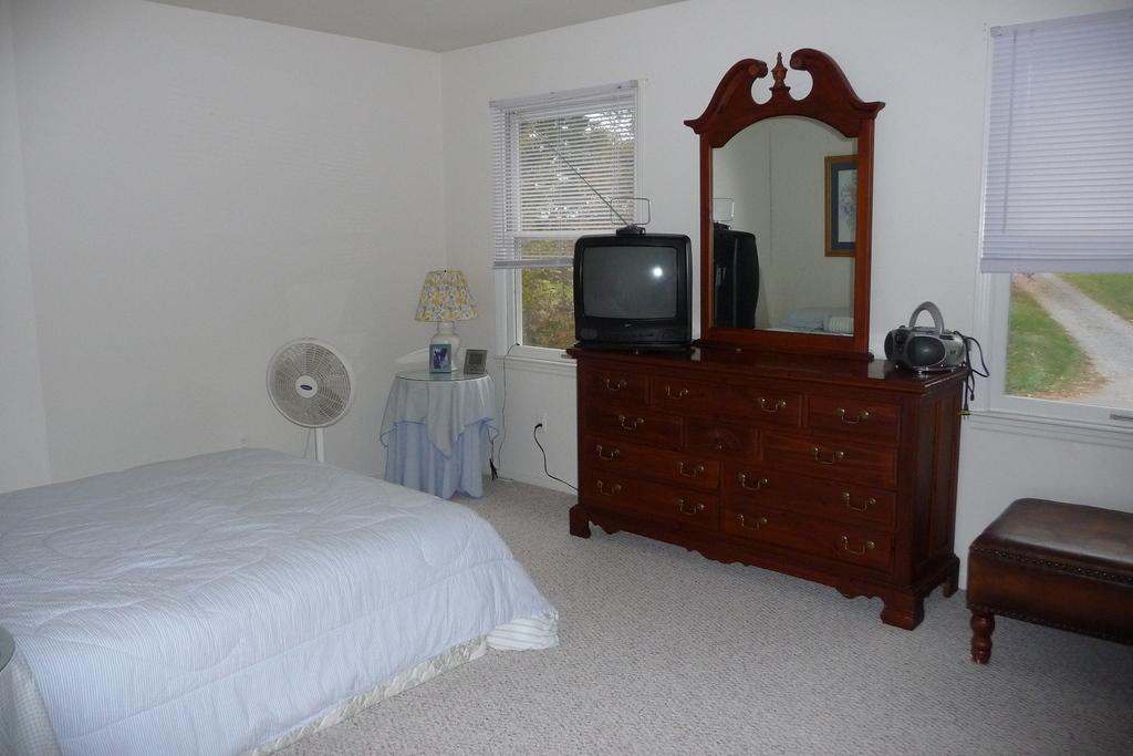 553 Farmers Road Fincastle, VA 24090 - Photo 6 of 8 Bedroom