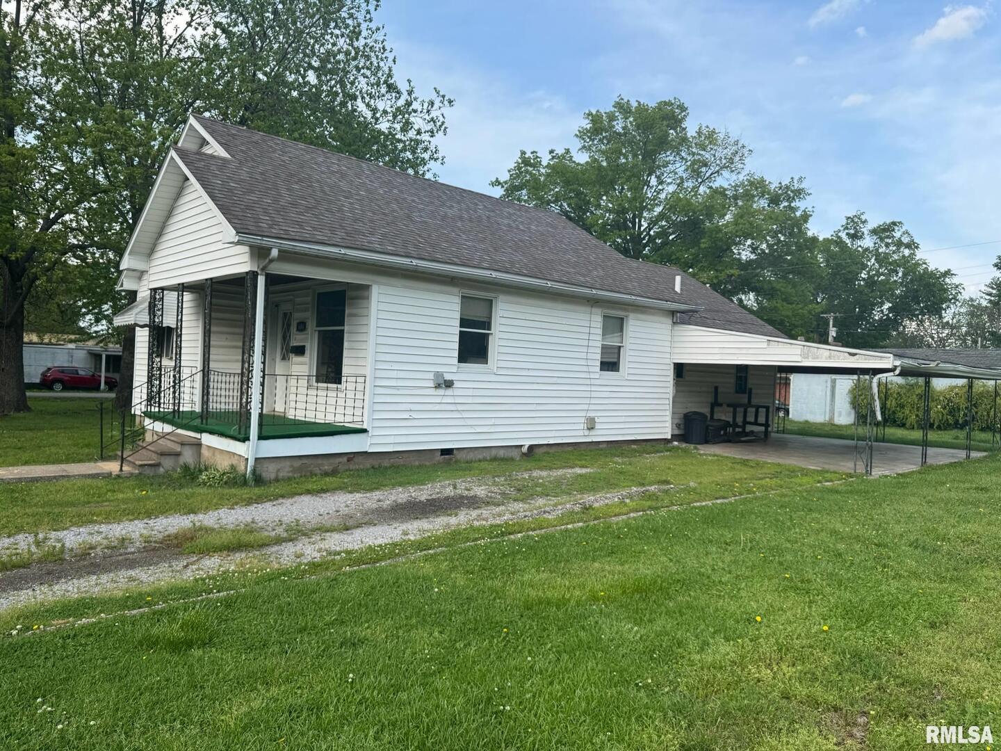 a view of a house with a backyard