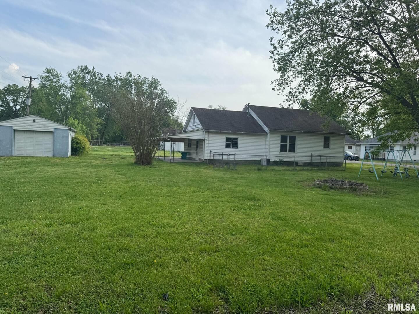 604 South 23rd Street Herrin, IL 62948 - Photo 4 of 14 a view of a house with a yard