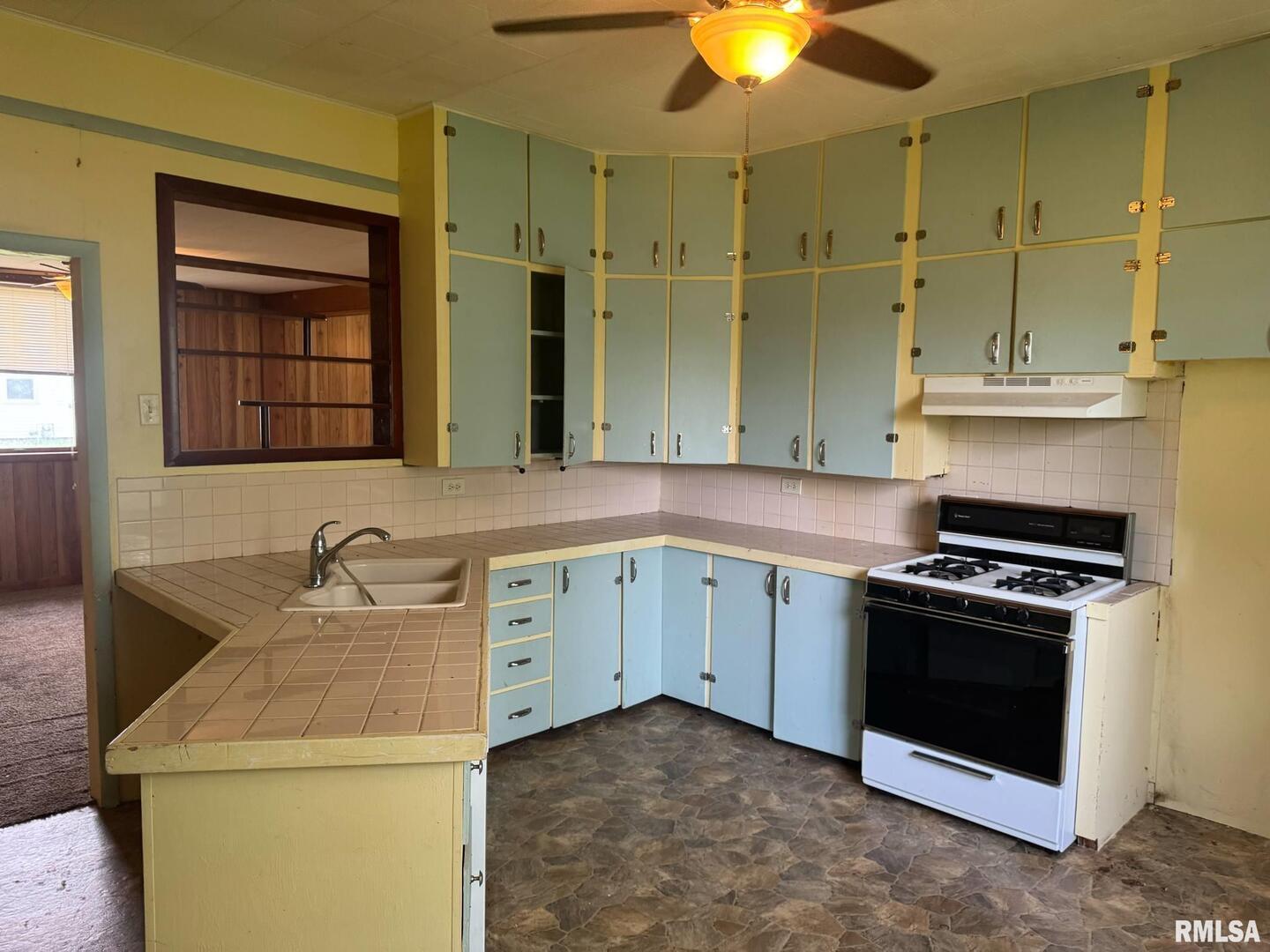 604 South 23rd Street Herrin, IL 62948 - Photo 10 of 14 a kitchen with a stove and a sink