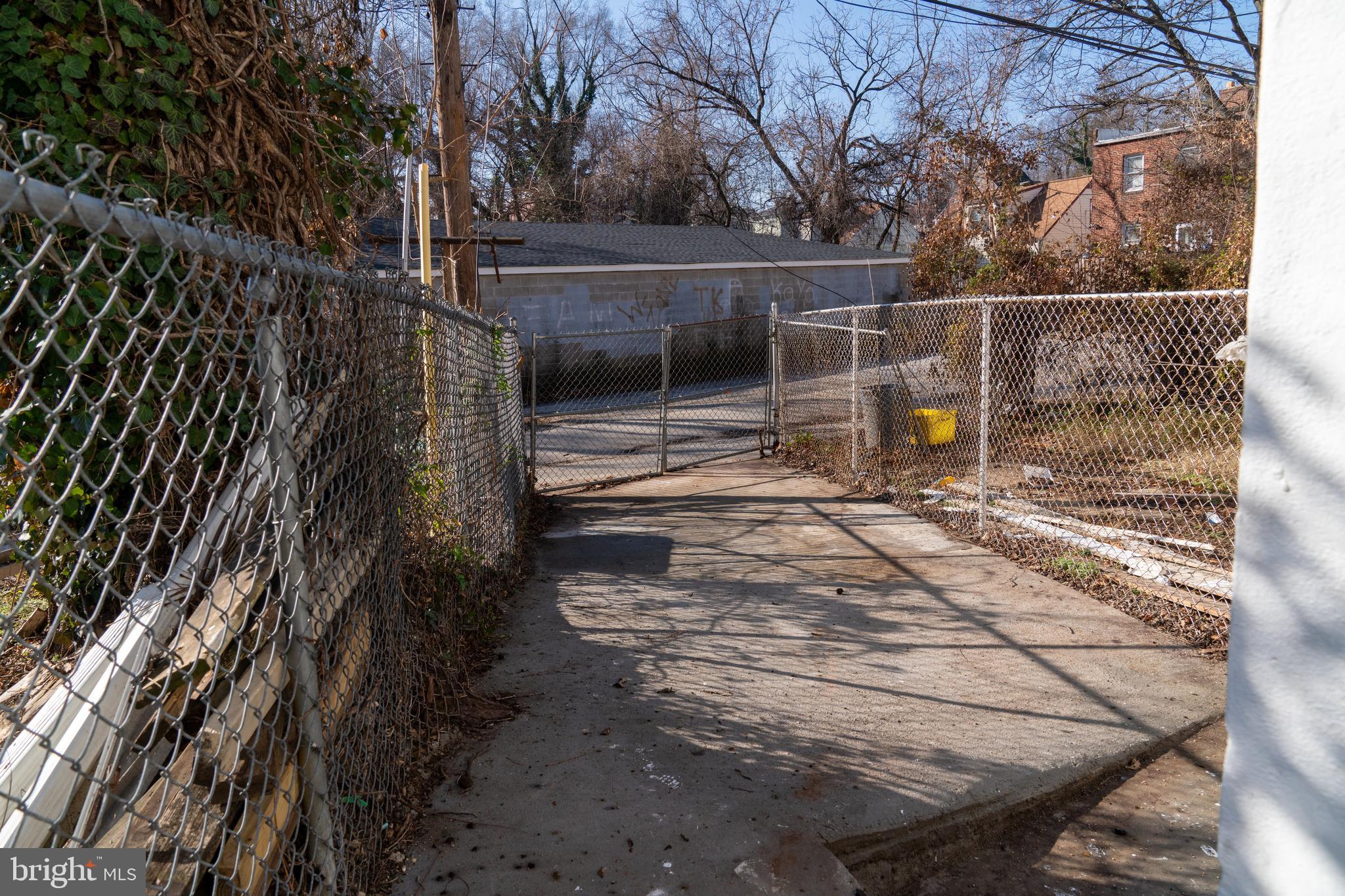 618 Wicklow Road Baltimore, MD 21229 - Photo 39 of 48 Outside Rear