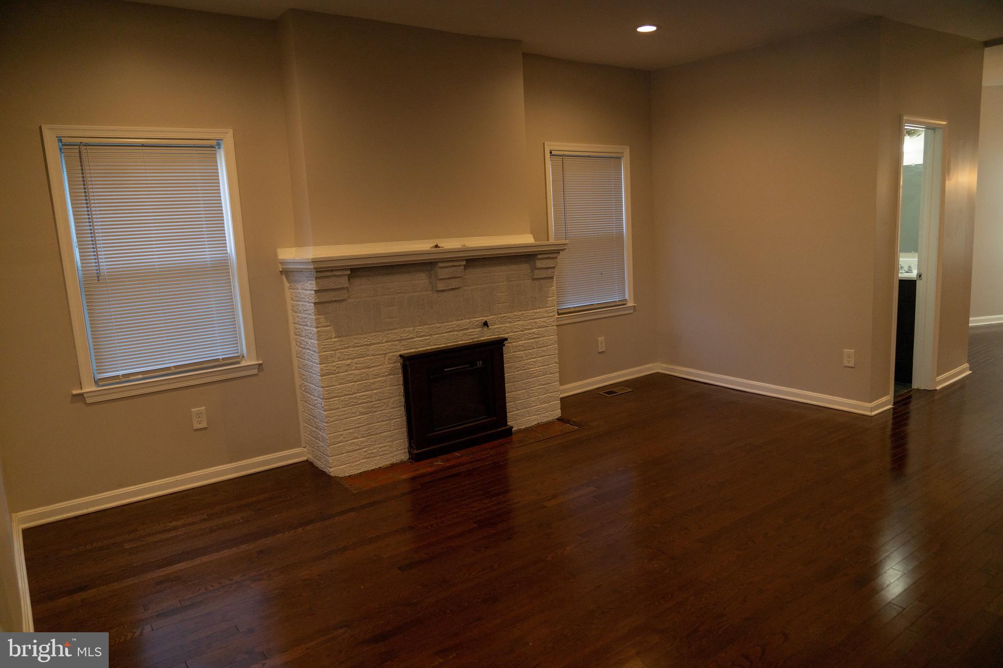 618 Wicklow Road Baltimore, MD 21229 - Photo 6 of 48 Living Room
