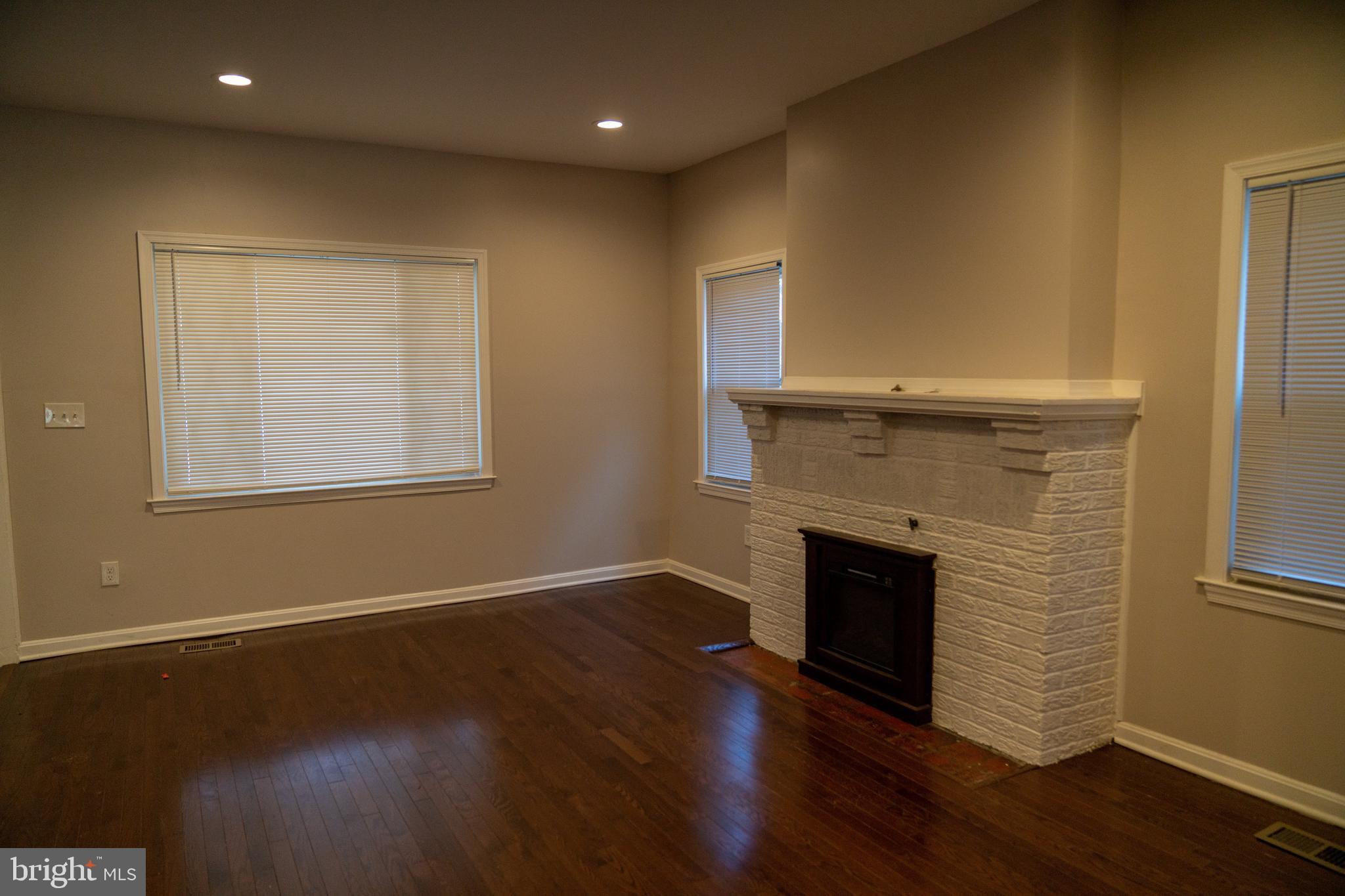 618 Wicklow Road Baltimore, MD 21229 - Photo 8 of 48 Living Room