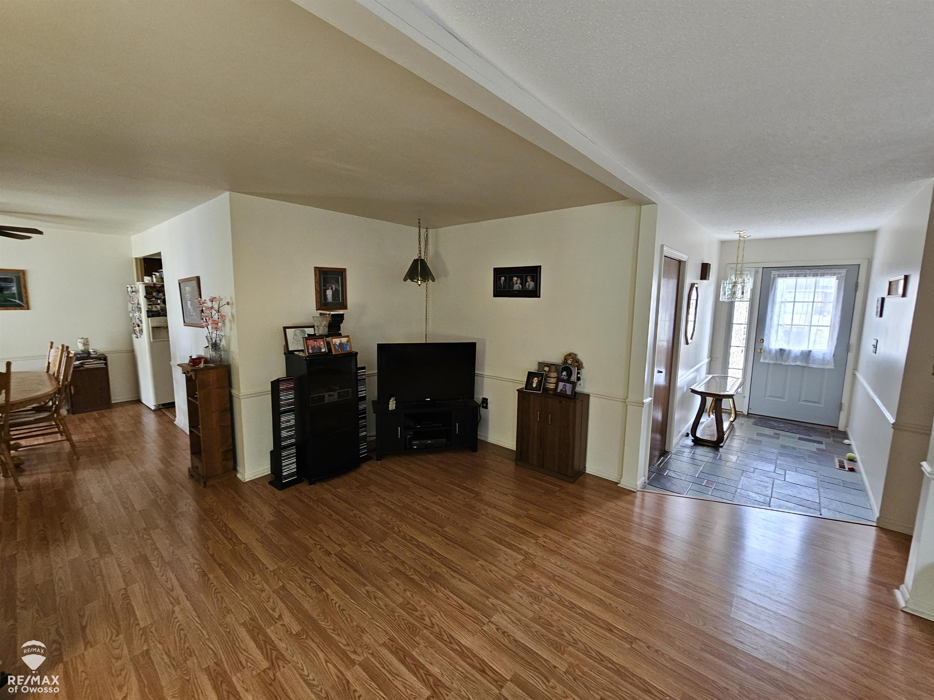 1901 Tahyio Road Owosso, MI 48867 - Photo 3 of 44 Entry into the Living Room