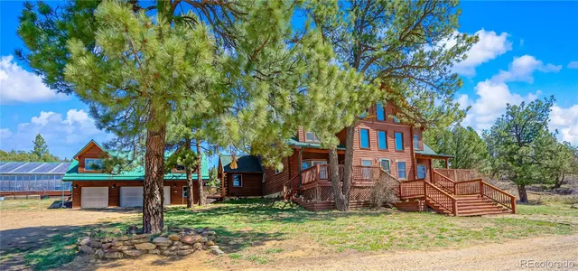 a view of a backyard with green space