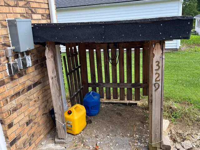 $179,900 | 329 West Railroad Street, Clay, KY 42404