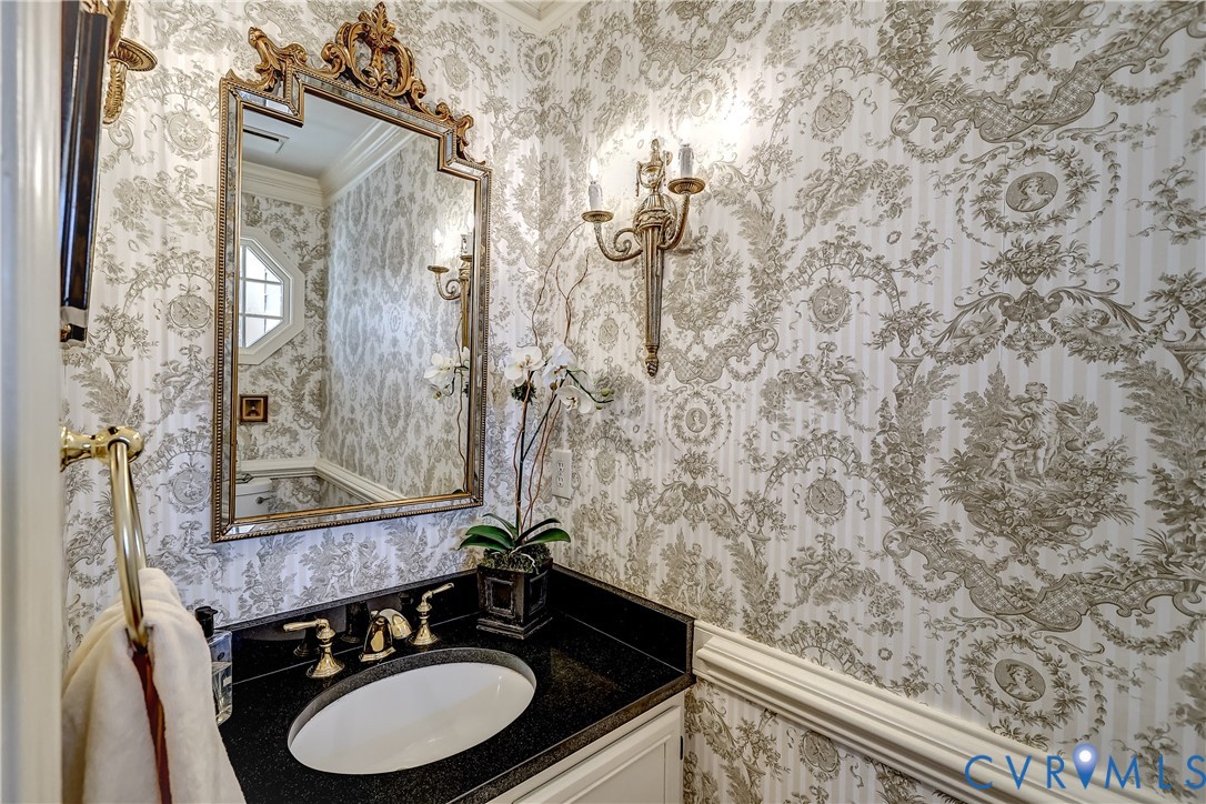 12600 Queensgate Road Midlothian, VA 23114 - Photo 23 of 50 1st floor half bath