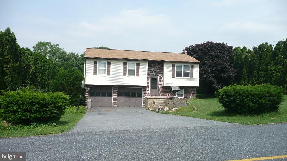 15 Bomberger Road Lititz, PA 17543 - Photo 2 of 19