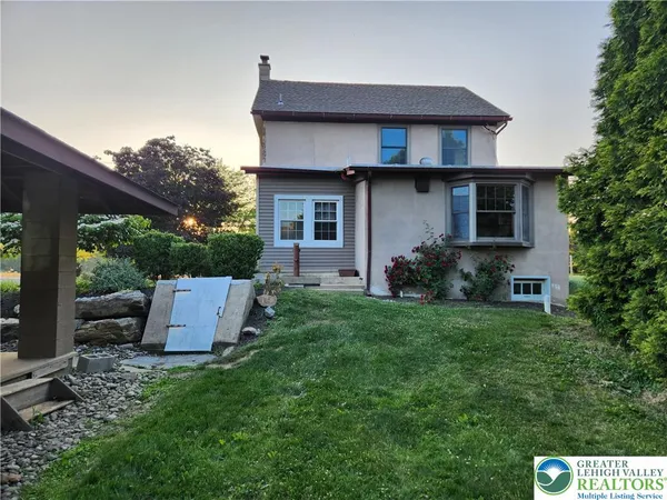 a view of a house with a yard