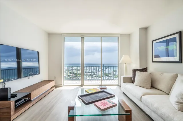 $4,990 | 90 Alton Road, Unit 2807, Miami Beach, FL 33139