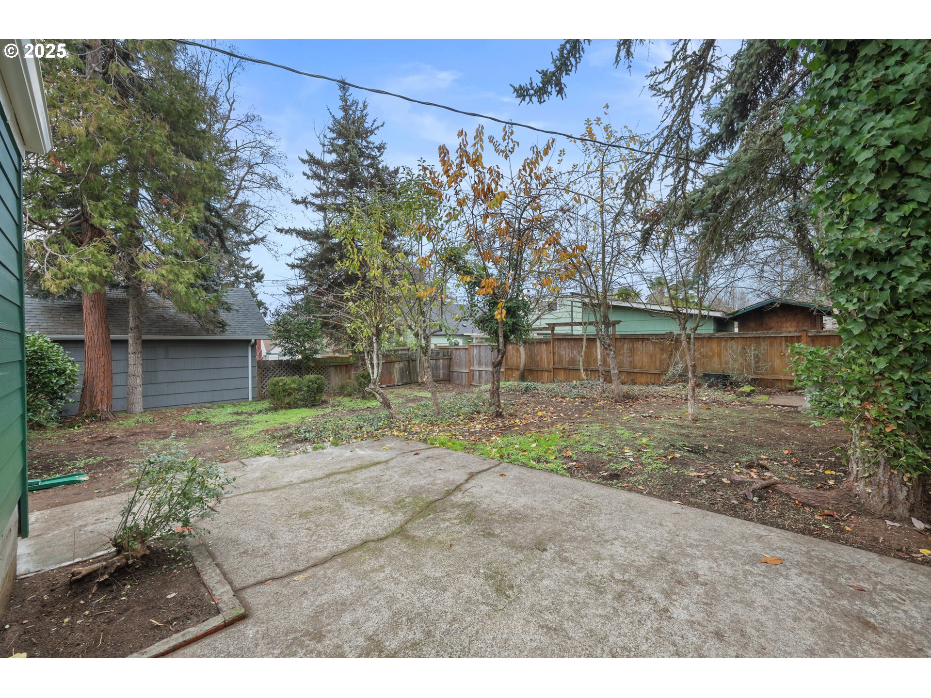 2121 Jefferson Street Eugene, OR 97405 - Photo 27 of 35 a backyard of a house with lots of green space