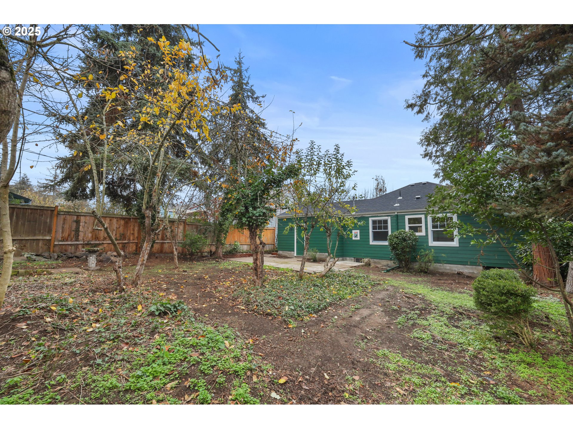 2121 Jefferson Street Eugene, OR 97405 - Photo 29 of 35 a backyard of a house with lots of green space
