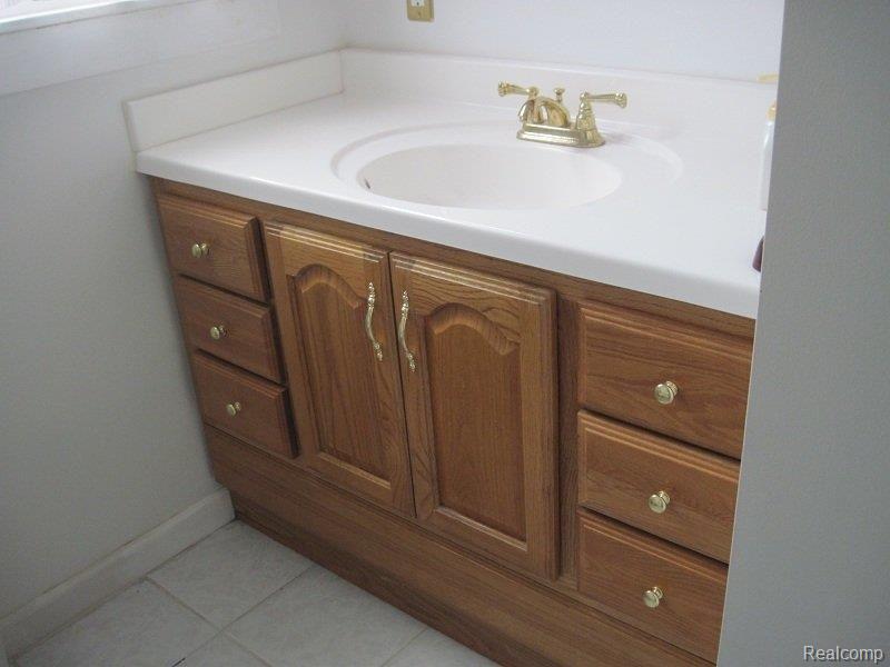 869 Barrington Road Grosse Pointe, MI 48230 - Photo 7 of 10 IMG_1088.JPG
