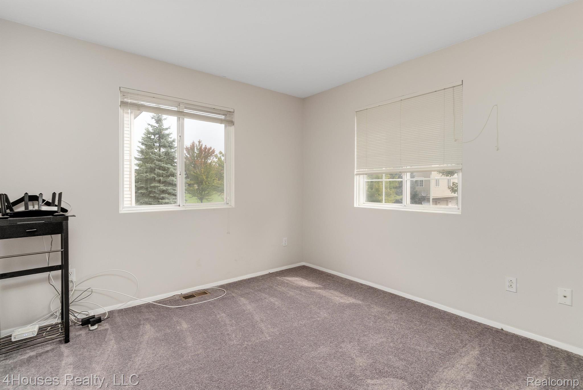654 Lydia Lane, Unit 48 Pontiac, MI 48341 - Photo 24 of 38 2nd bedroom