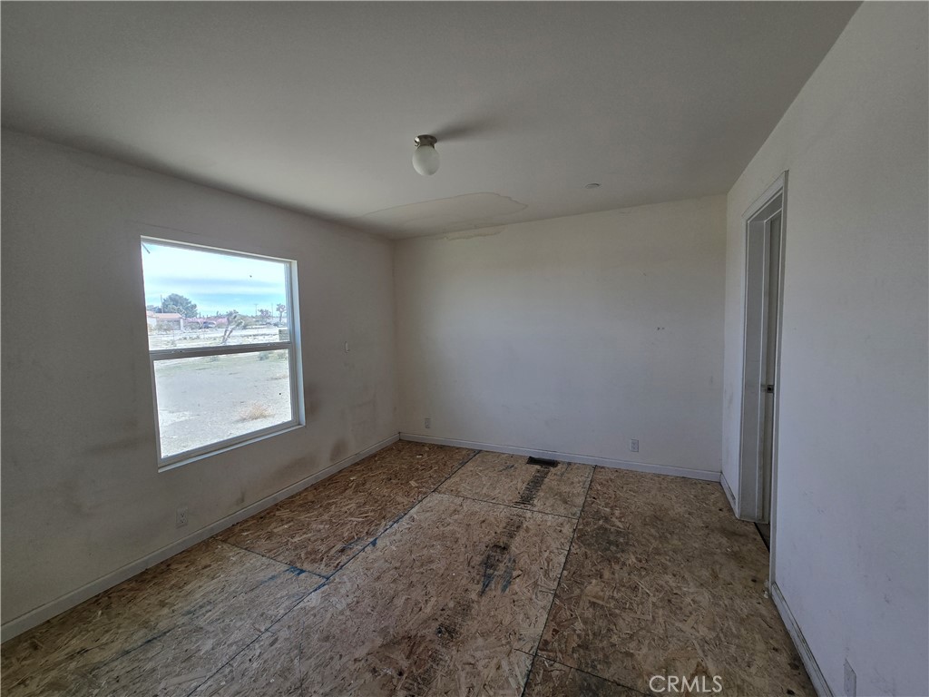 12474 Silver Rock Road Pinon Hills, CA 92372 - Photo 19 of 34 an empty room with windows