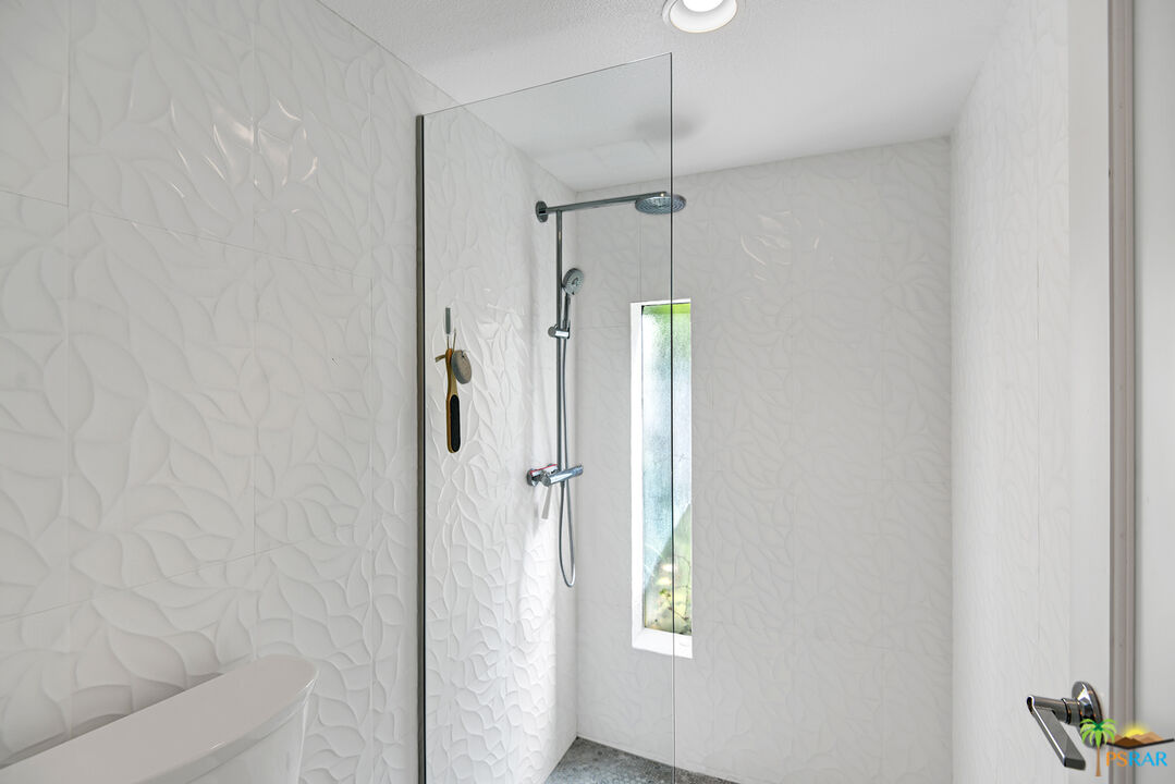 1530 North Kaweah Road Palm Springs, CA 92262 - Photo 21 of 42 a bathroom with a shower and a toilet