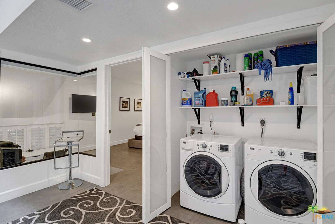 1530 North Kaweah Road Palm Springs, CA 92262 - Photo 24 of 42 a view of a livingroom with washer and dryer