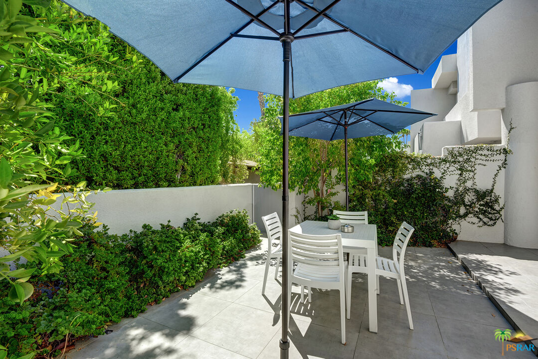 1530 North Kaweah Road Palm Springs, CA 92262 - Photo 36 of 42 a patio with a patio table and chairs