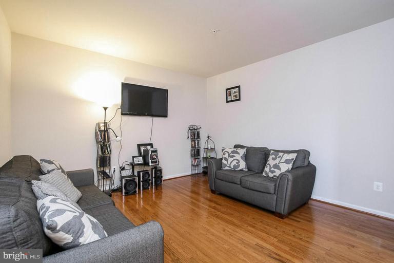 7342 Windsor Mill Road Baltimore, MD 21244 - Photo 10 of 21 Family Room