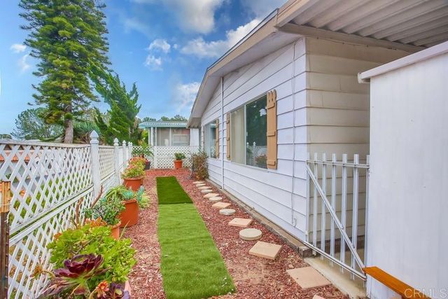 a view of a house with backyard