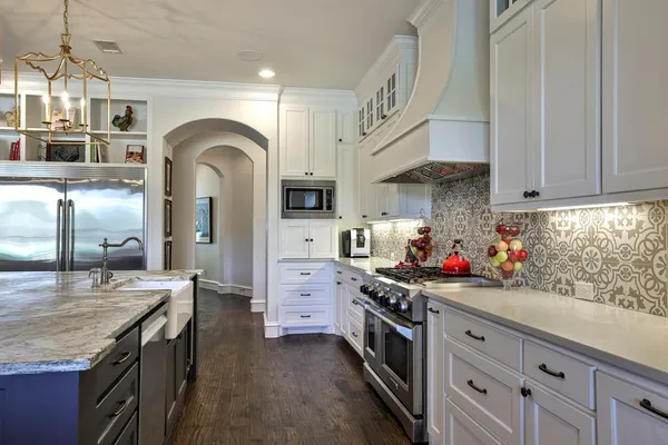 a kitchen that has a lot of cabinets in it