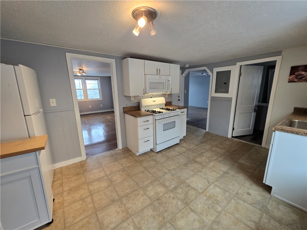 968 Elm Street, Unit 2 Woonsocket, RI 02895 - Photo 4 of 16 Eat in Kitchen with Gas Stove, Microwave & Dishwasher