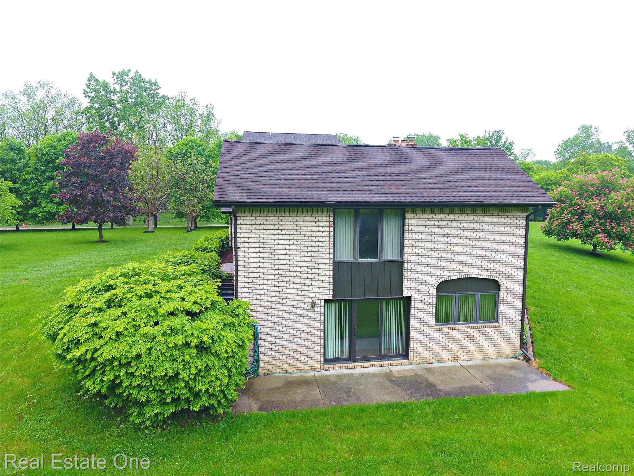 925 East Buno Road Milford, MI 48381 - Photo 2 of 31 jBeagan Ct Side patio.jpg
