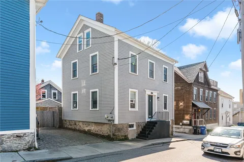 $2,500 | 23 Holland Street, Unit 1, Newport, RI 02840