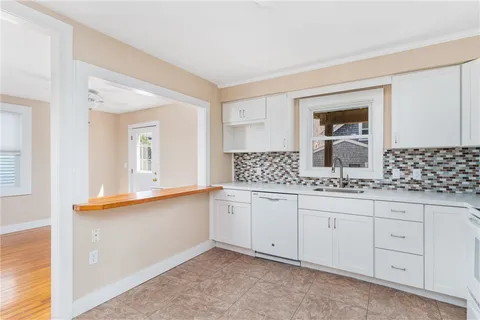 $2,500 | 23 Holland Street, Unit 1, Newport, RI 02840